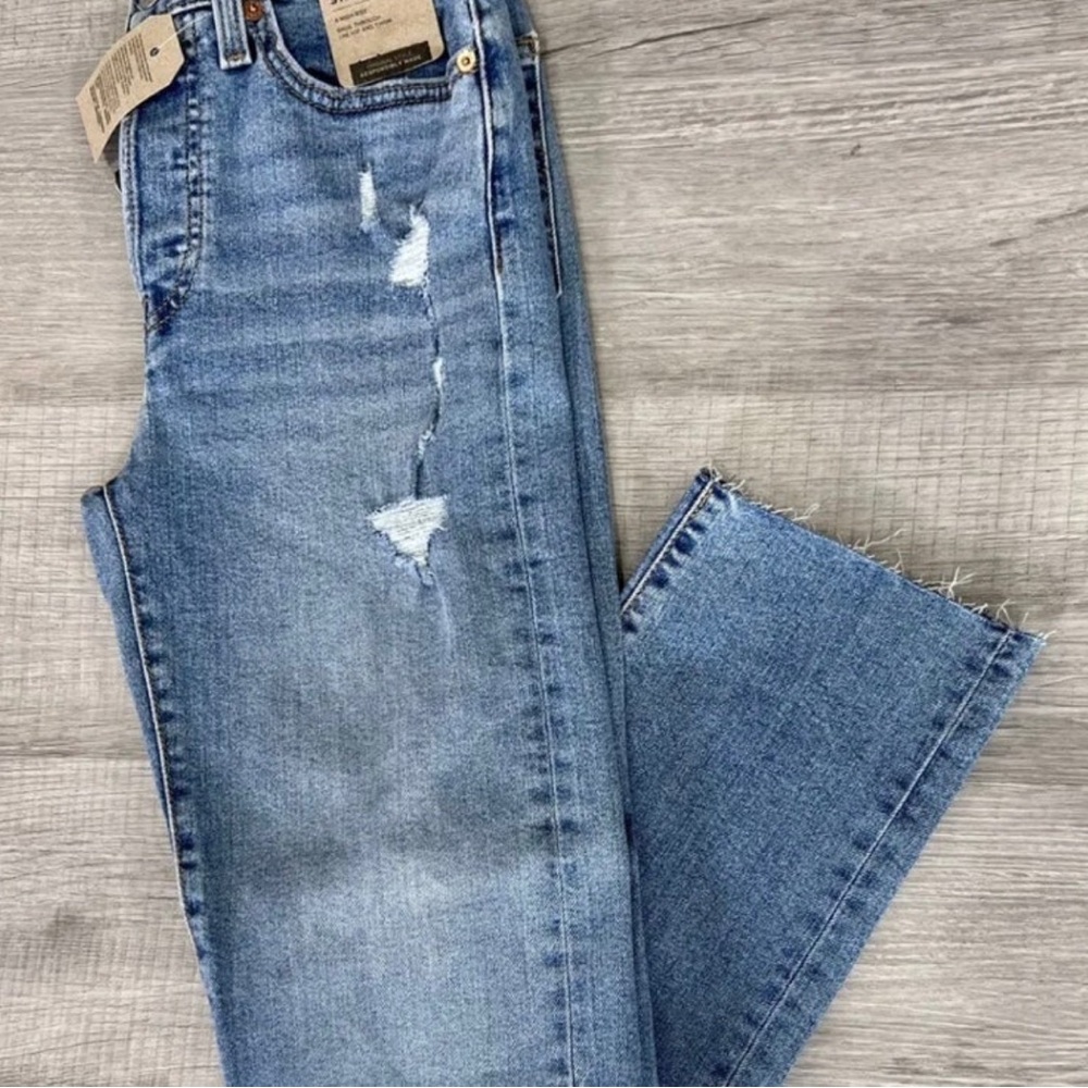 Levi's Women's Medium Wash
Destructed Wedgie Stretch
Straight Jean